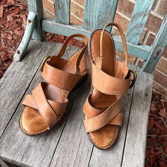 BORN Women's 10M Tan Leather Buckle Strap Wedge Sandals - Picture 1 of 13